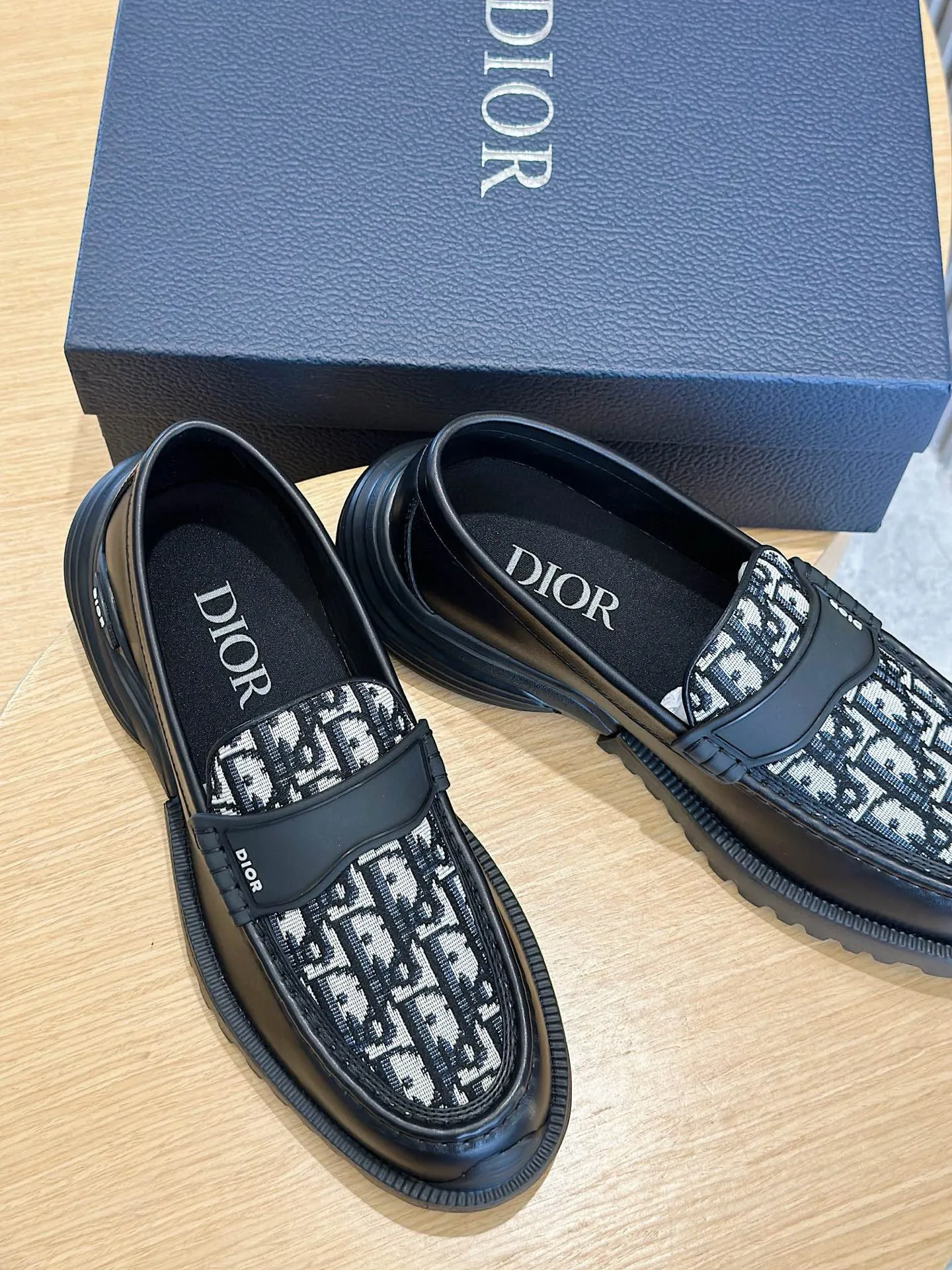 Factory price: 540💰◾️▫️Dior Combat Derby shoes are a new product in the 2024 spring men's wear series, presenting a mixed style that combines fashion design with sports elements. Crafted from black buffed calfskin leather with beige and black Oblique print panels on the sides and tongue. Designed with laces and technical zipper closure, the lightweight mixed-style sole highlights the charm of high-end customization. The Dior signature on the side enhances the style and will add a trendy touch to any look this season. Size: 39-44 (customized at 38.45)